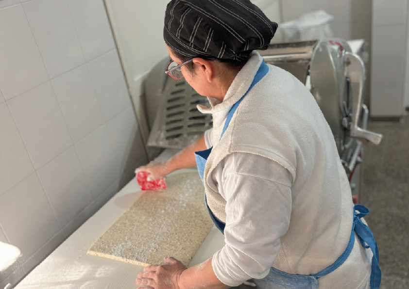 personal trabajando ALDANA, cortando galletitas sin gluten